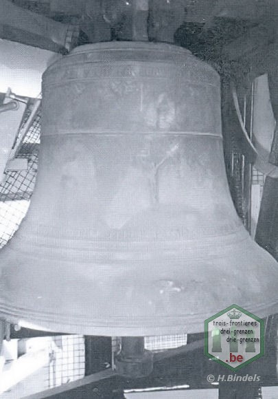 Photo de la plus grande cloche qui se trouve dans le campanile de la chapelle à Moresnet